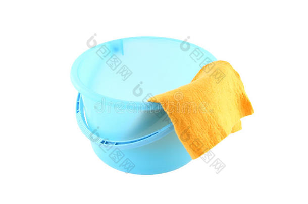 蓝色塑料桶和右黄色布