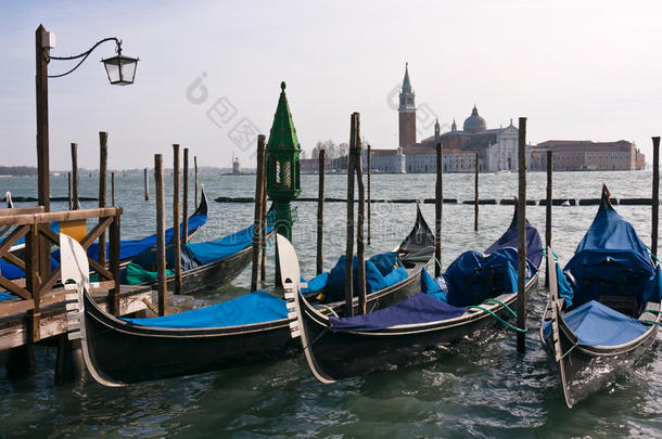 威尼斯圣马可广场旁停泊的平底船