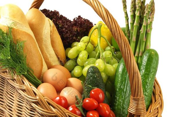 有蔬菜、面包和水果的购物篮