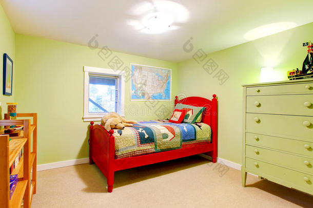 绿色男孩孩子卧室，红色床。