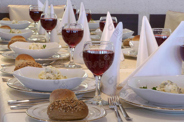 餐厅提供红酒桌