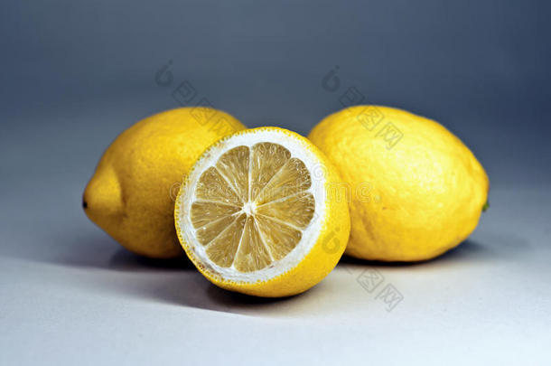 三个柠檬