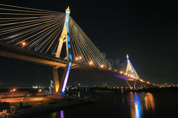 跨越湄南河的普密蓬桥建筑