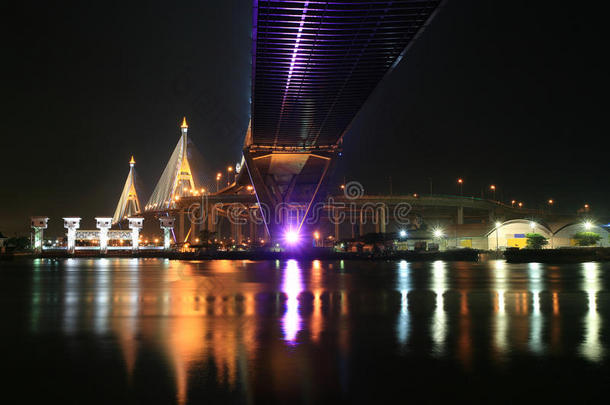 跨越湄南河的夜间悬索桥