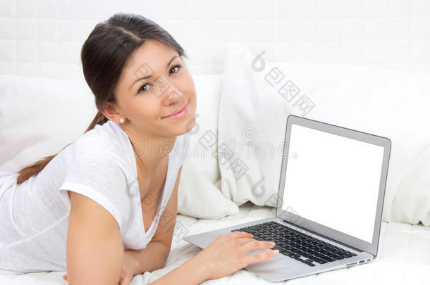 女人躺在沙发上拿着现代笔记本电脑