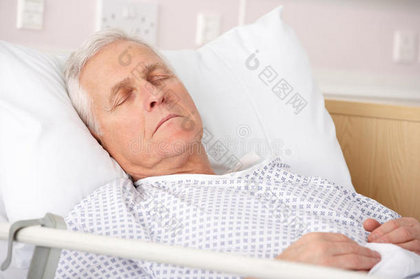 睡在病床上的老人