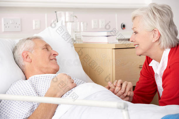 老年妇女探望住院丈夫