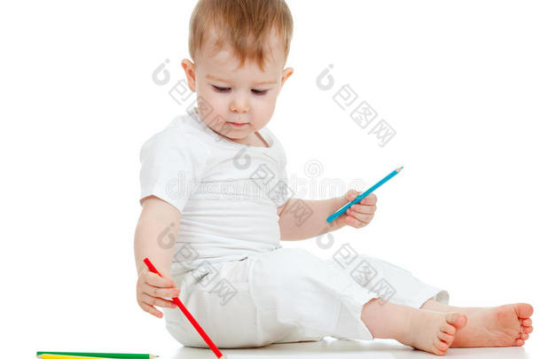 地板上用彩色铅笔画的小男孩