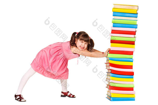 <strong>小女生</strong>推着一堆厚厚的书