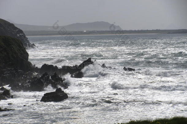 波浪撞击岩石海岸线