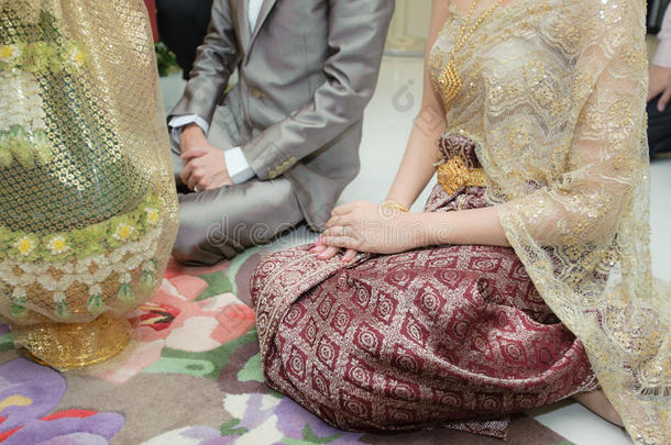 拜神手戒指结婚泰国服装结婚