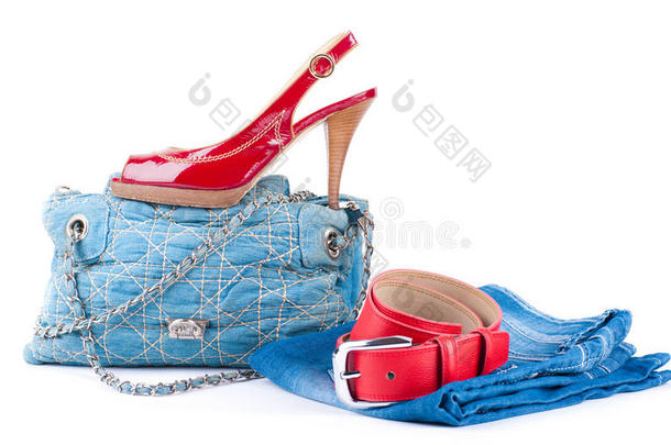 红色腰带和鞋子，一个牛仔包和一条裙子
