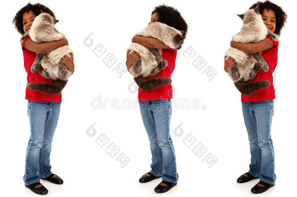 可爱的黑人小孩抱着一只大猫