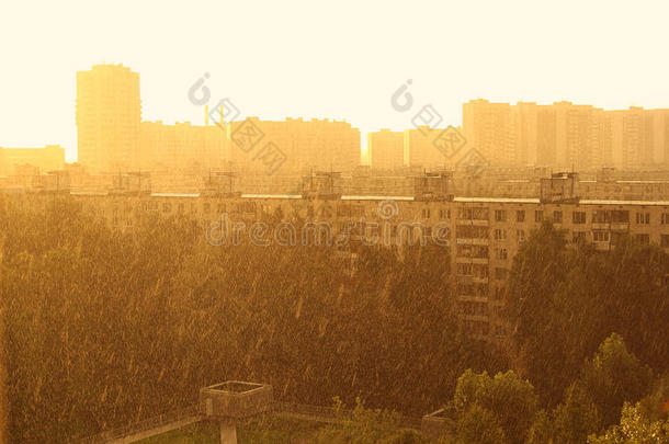 俄罗斯莫斯科的城市景观和雨水