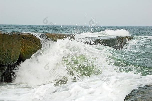 波浪撞击防波堤