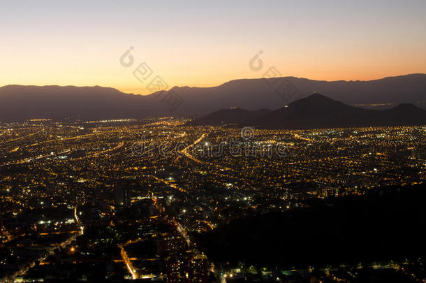 夜晚的城市，群山<strong>之中</strong>