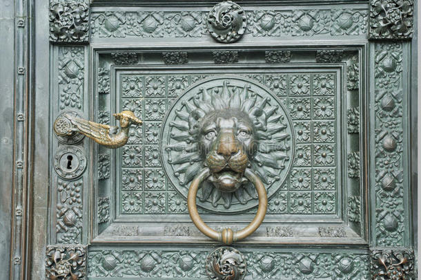 中世纪青铜门环