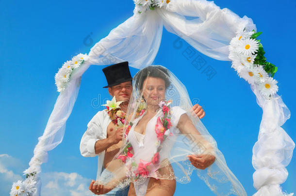 夏威夷草裙舞中的新婚夫妇