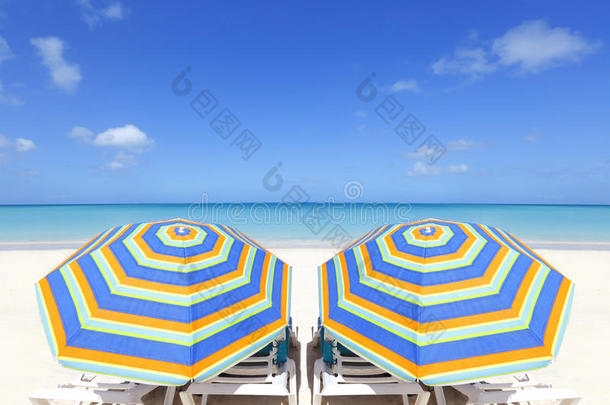 彩色沙滩伞