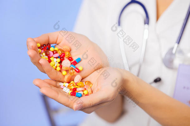 药片、药片和药物涌入医生手中