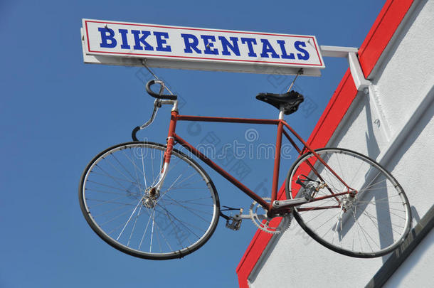 自行车挂在外面的自行车租赁标志上