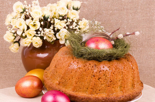 复活节蛋糕和鲜花彩蛋