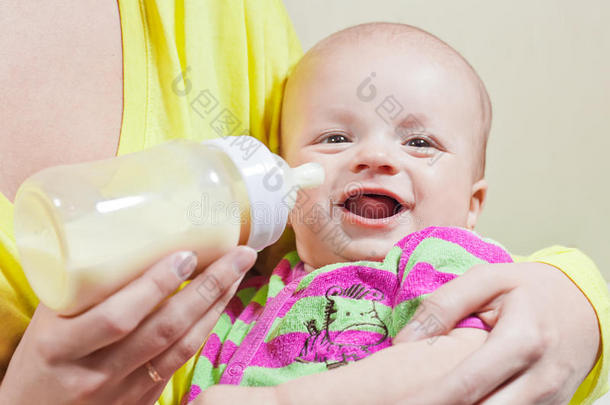 微笑的小宝宝和奶瓶