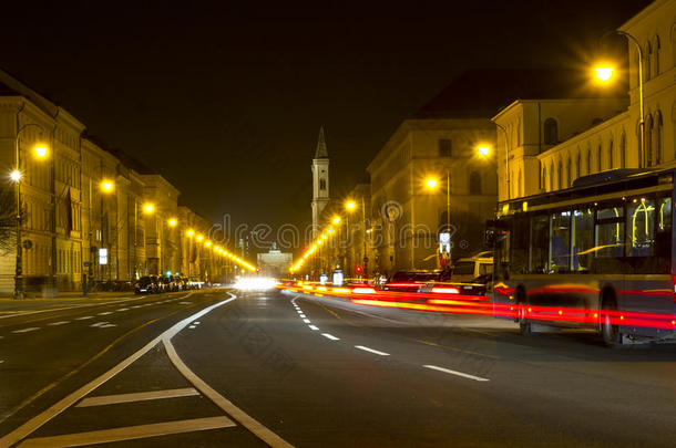 德国慕尼黑灯火通明的街道