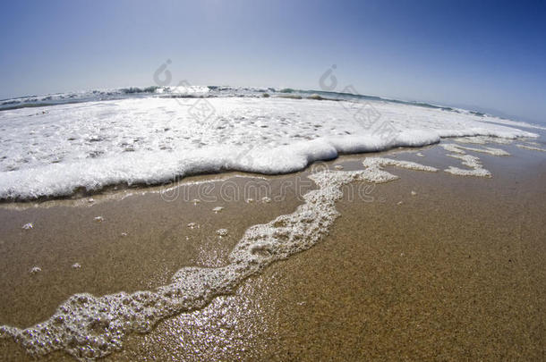 日落时海浪冲沙