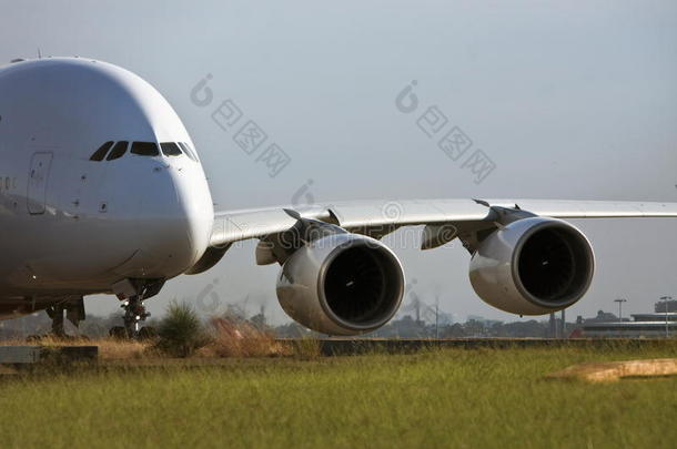 空客a380喷气式客机在跑道上