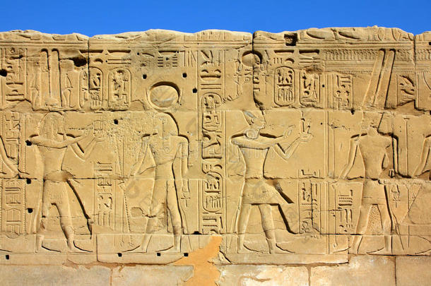 有古埃及图像和象形文字的墙