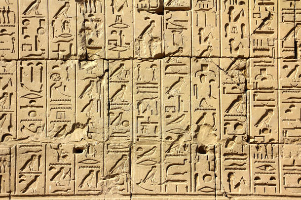 卡纳克神庙中的古埃及象形文字