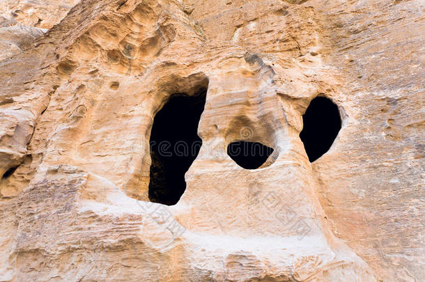 住在小佩特拉的古洞穴