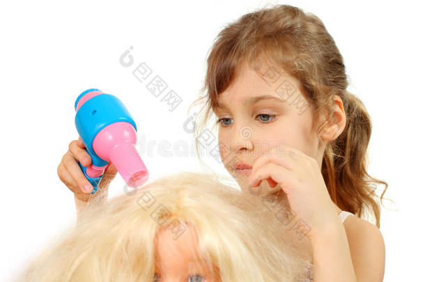 小女孩用玩具吹风机吹干娃娃的头发