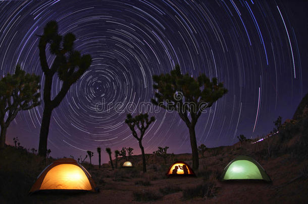 灯饰的野营和星星景观