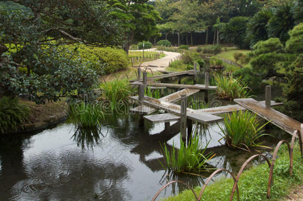 高丽关花园日本之字形桥