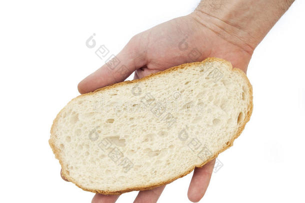 手拿一片面包。