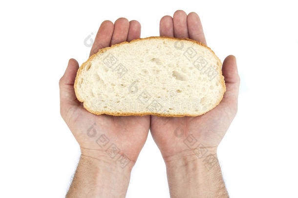 手拿着一片面包。