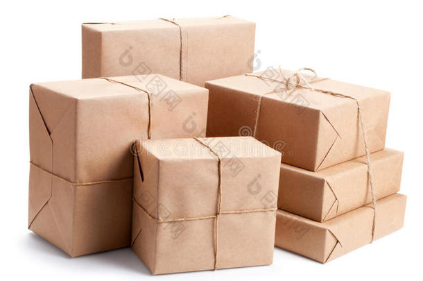 棕色包装纸包裹的包裹组