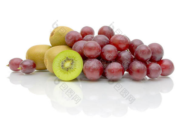 白色背景上的奇异果和葡萄