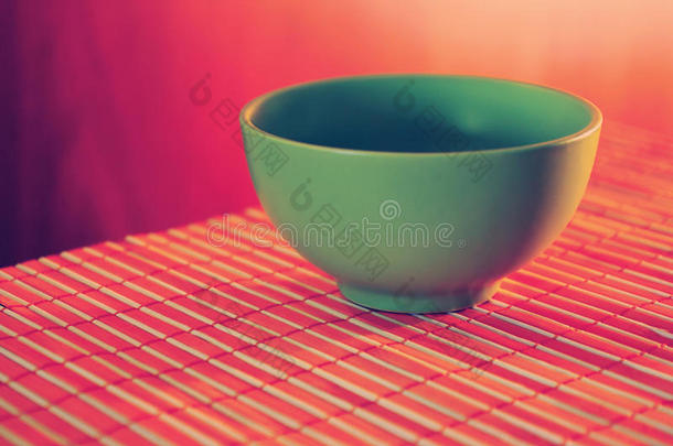 竹桌布上的绿色陶瓷杯