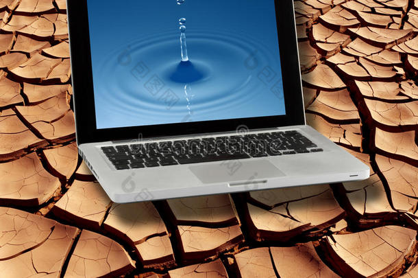 笔记本电脑屏幕上的干裂土和纯净水