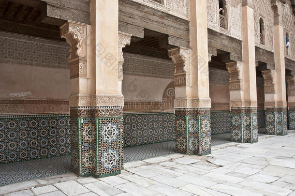 古老的阿拉伯庭院拱门