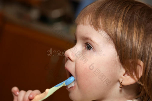 卫生。孩子刷牙