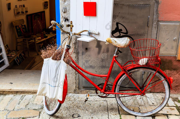rovinj商店门口的红色旧自行车