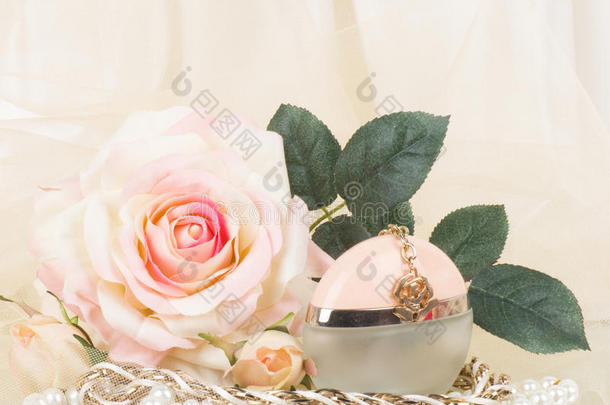 香水瓶，白玫瑰和珍珠珠