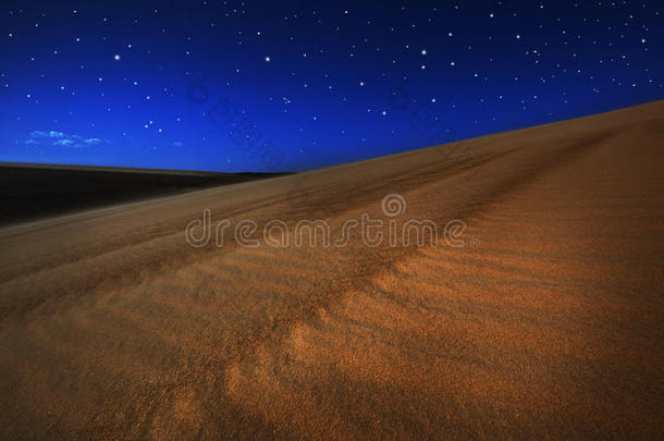 满<strong>月星</strong>光下的沙丘