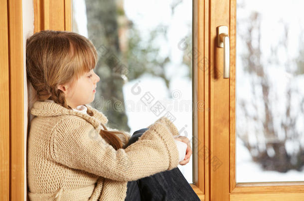小女孩看着雪景
