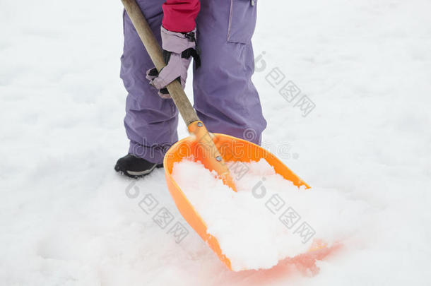 关闭十几岁的女孩<strong>铲雪</strong>从小路