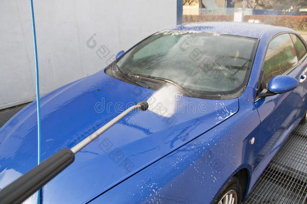 洗车时洗车的前视图